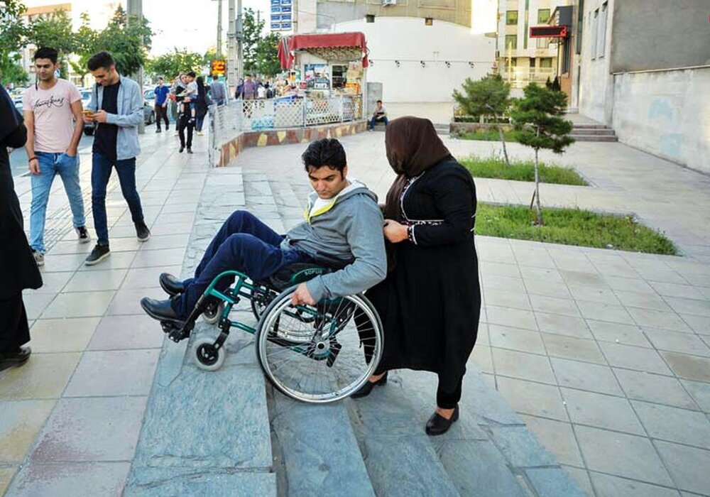 صندلی پلاستیکی به جای ویلچر! - خبرگزاری مهر | اخبار ایران و جهان